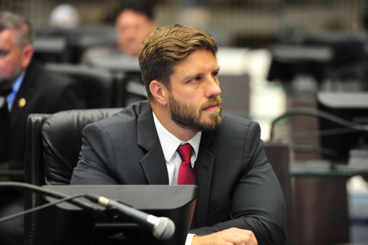 Requião Filho: O Guardião da Transparência na Política Paranaense