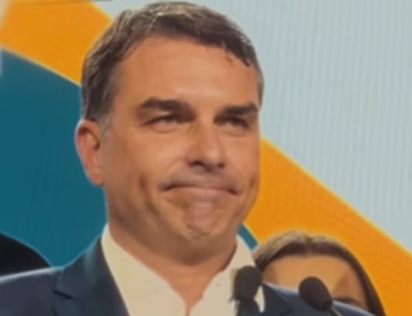 PL oficializa Flávio Bolsonaro como candidato à Presidência em convenção no Pacaembu